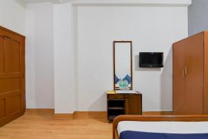a bedroom with a bed and a mirror and a dresser at Brill Rooms Near City Centre Metro Station in Salt Lake City