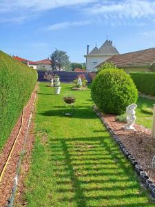 a garden with grass and a bench in a yard at la passerelle in Maurs