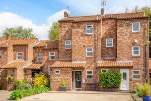 an apartment building with a brick facade at 12 Pear Tree House in York