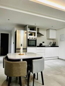 a kitchen with a table and chairs in a room at Villas Del Acebuche in Córdoba