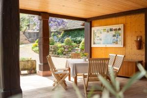 a patio with a table and chairs on a porch at Ferienwohnung Gartengeschoss in Durbach