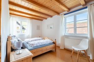a bedroom with a bed and a table and a chair at Ferienwohnung Erdgeschoss in Durbach