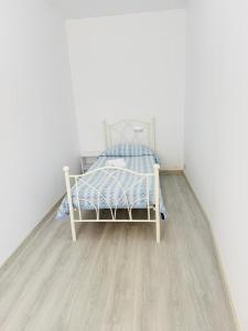 ein Schlafzimmer mit einem Bett in einem weißen Zimmer in der Unterkunft Hotel Etrusco in Gherla