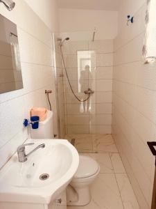 ein Badezimmer mit Toilette, Waschbecken und Dusche in der Unterkunft Hotel Etrusco in Gherla + 13 Fotos