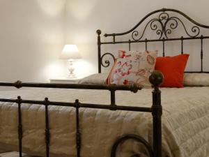 una camera da letto con un letto con cuscini arancioni di B&B Goriano Valli a Goriano Valli