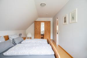 a bedroom with a bed and a window at Ferienwohnung im Obergeschoss in Durbach