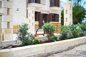 a bench in a garden in front of a building at Casa Macchiosa in Torre Canne