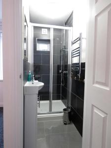 Ένα μπάνιο στο StayNEC Moat House Birmingham - For Company, Contractor and Leisure Stays - NEC, HS2, JLR, Airport