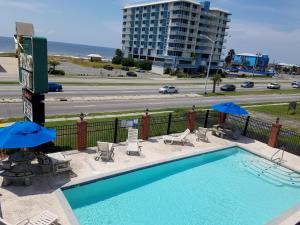 Tầm nhìn ra hồ bơi gần/tại Star Inn Biloxi