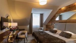 a bedroom with a large bed in a room at Sandra Spa Karpacz & Aquapark in Karpacz +61 photos