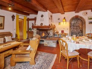 ein Wohnzimmer mit einem Tisch und einem Kamin in der Unterkunft Alpenchalet Zum Jeremia in Grainau