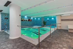 a lobby with a glass table and a pool at Wuau! Hotel Galanthus & Spa in Soldeu
