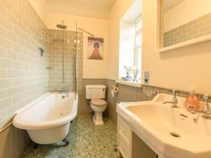 a bathroom with a tub and a sink and a toilet at 2 Bed in Keswick oc-sz082 in Threlkeld +12 photos