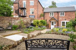 a bench in the garden in front of a house at 2 Bed in Bewdley oc-n31968 in Bewdley