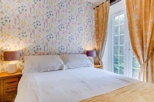 a bedroom with a bed and a window at 1 Bed in Carmel oc-wai213 in Llanerchymedd