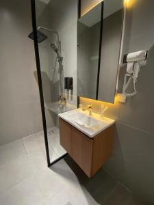 a bathroom with a sink and a mirror at Blissful Homestay Batam in Nagoya