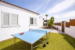 a ping pong table in the backyard of a house at Villa del Relax in Corralejo
