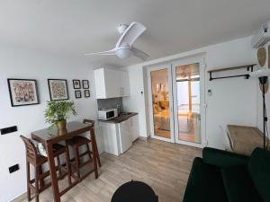 a living room with a table and a kitchen at La Posada del Teatro H Boutique Parking Gratis in Mérida