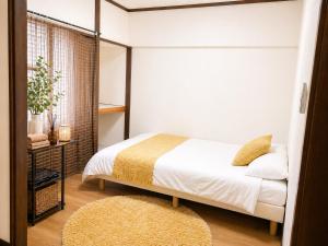 a small bedroom with a bed and a rug at 板橋 RCアネックス Rc302 in Tokyo