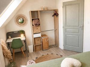 a room with a door and a table and a desk at Côte d'Opale - Maison Cocooning Classé 3 Étoiles in Marquise