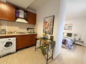 a kitchen with a sink and a washing machine at Estudios Costavigía Mazagón by Ramona in Mazagón