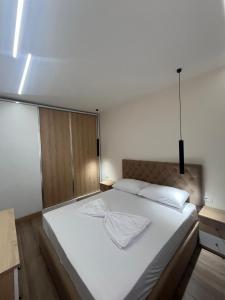 a bedroom with a large white bed in a room at Golden Stay in Pogradec