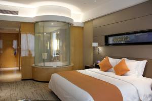 Postel nebo postele na pokoji v ubytování Swissôtel Guangzhou
