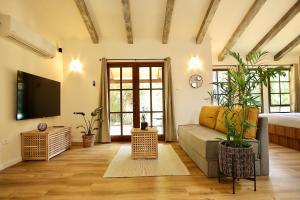 a living room with a couch and a bed at בקתות נומה in Moshav Ramot