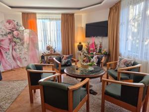 a living room with a table and chairs at Pensiunea Emma in Sâmbăta de Sus +41 photos
