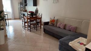 a living room with a couch and a table at Paradiso sul lago in Valle Verde