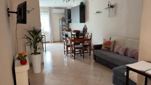 a living room with a couch and a table at Paradiso sul lago in Valle Verde