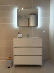 a bathroom with a sink and a mirror at L'essentiel in Hambach