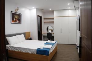a small bedroom with a bed and a desk at Khách sạn Vin Hồ in Thế Rương