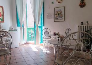 a dining room with a table and chairs and a window at B&B La Casa in Centro in Ancona
