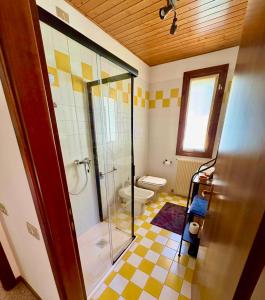 a bathroom with a glass shower and a toilet at Casetta La Pera in Perarolo