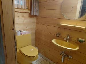 a bathroom with a yellow toilet and a sink at Gemütliche 3 Zimmer Wohnung in Lenzerheide in Lenzerheide