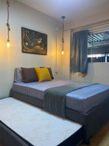 a bedroom with two beds and a window at Vintagyn Hostel in Goiânia