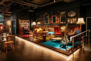 ein Raum voller Stühle und Tische in der Unterkunft Ruby Molly Hotel Dublin by IHG in Dublin