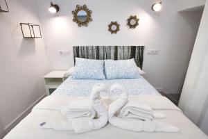 two swans towels on a bed in a bedroom at Cuencaloft El 3 in Cuenca