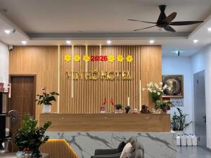 a lobby with a hotel sign on a wooden wall at Khách sạn Vin Hồ in Thế Rương