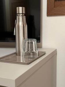 a silver water bottle on a tray on a counter at Agri Alloggio Poggiolina in Bagnara di Romagna