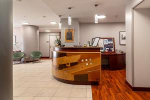 eine Lobby mit Rezeption und Stühlen in der Unterkunft Contact Hôtel Des Deux Moulins Limoges, Proche de la gare in Limoges