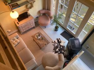 an overhead view of a living room with a television at Pluk het Geluk in Laag-Soeren