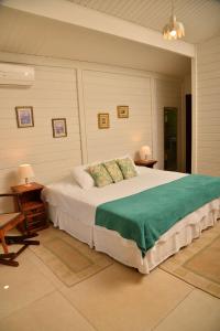 a bedroom with a large bed with a green blanket at Hotel fazenda do Cedro in Areal +63 photos