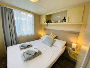 Pine House tesisinde bir odada yatak veya yataklar