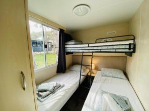 Pine House tesisinde bir odada yatak veya yataklar +11 fotoğraf