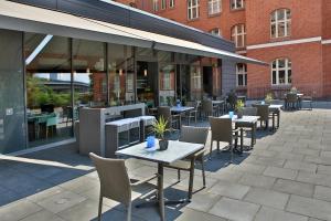 a restaurant with tables and chairs in front of a building at Jugendherberge Berlin Ostkreuz in Berlin