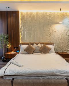 a bedroom with a large bed with white sheets and pillows at M&N Apartment in Ikate