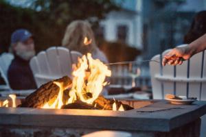 Eine Person bereitet Essen über einer Feuerstelle zu. in der Unterkunft National Hotel in New Shoreham