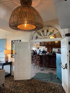 ein Restaurant mit Bar und ein Zimmer mit Tür in der Unterkunft National Hotel in New Shoreham